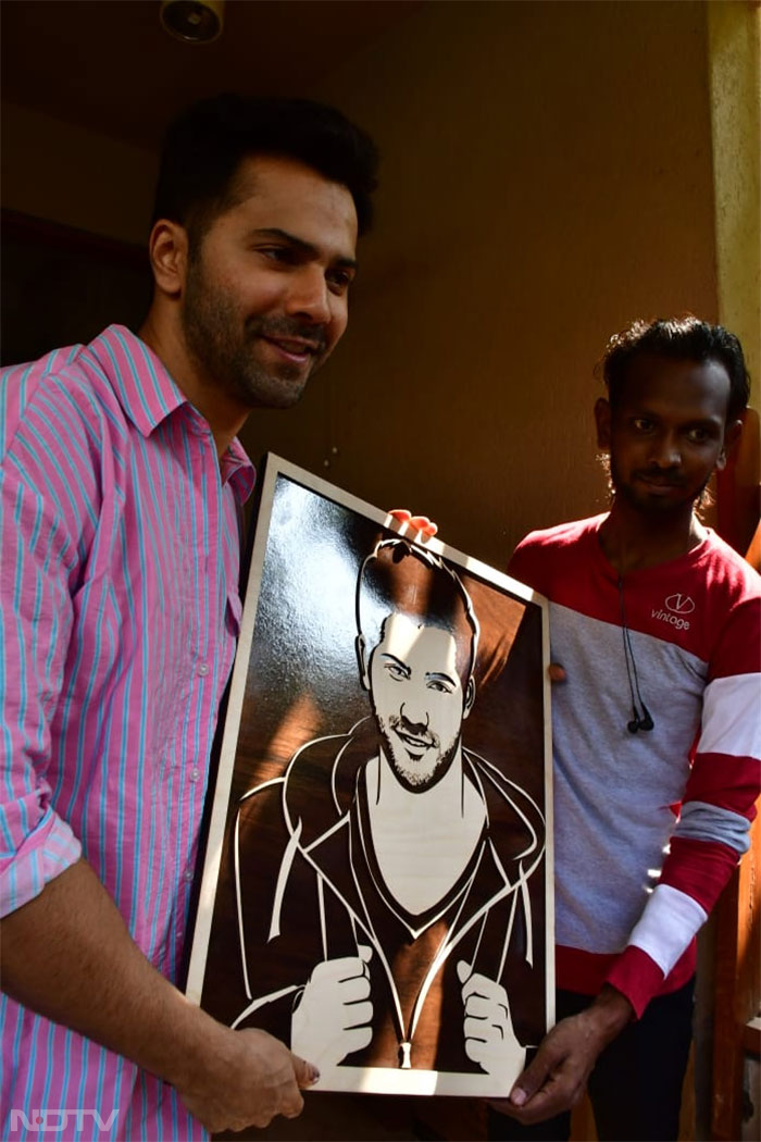 A Round-Up Of Varun Dhawan\'s Birthday Celebration With Fans