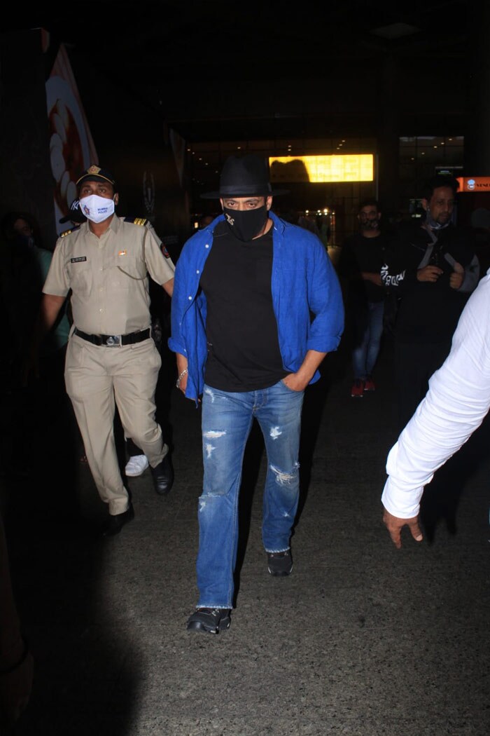 Salman Khan returned to Mumbai after completing the shooting schedule of <I>Tiger 3</i> abroad.