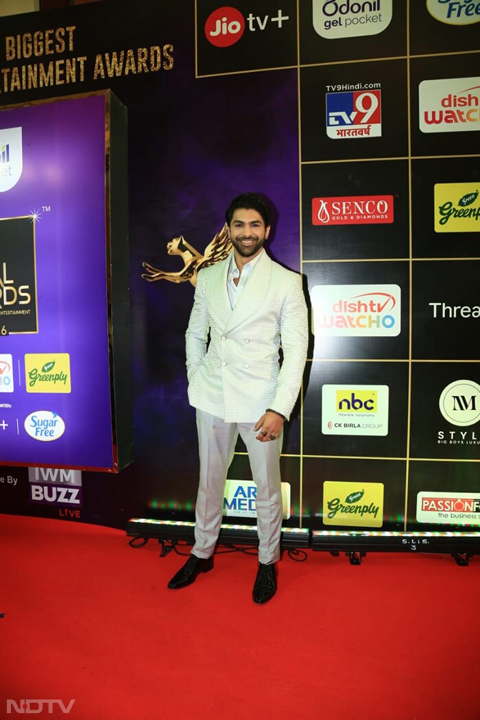 Taha Shah Badussha was all smiles for the photographers at the IWM Buzz Digital Awards '24. (Image Courtesy: Varinder Chawla)