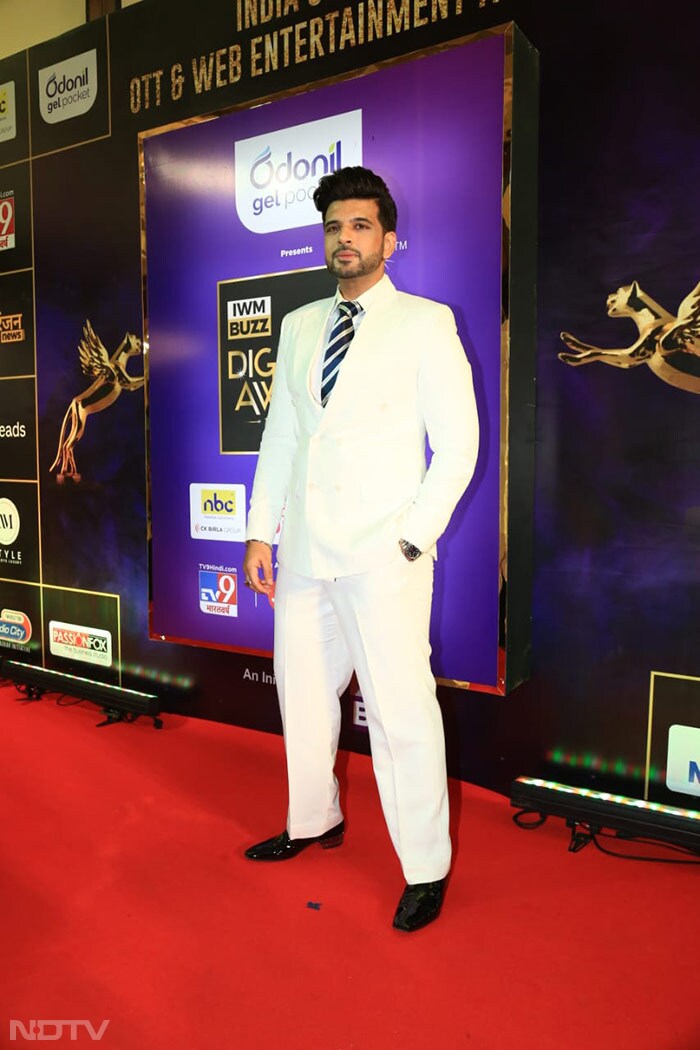 Karan Kundrra attended the IWM Buzz Digital Awards '24 in a white suit. (Image Courtesy: Varinder Chawla)