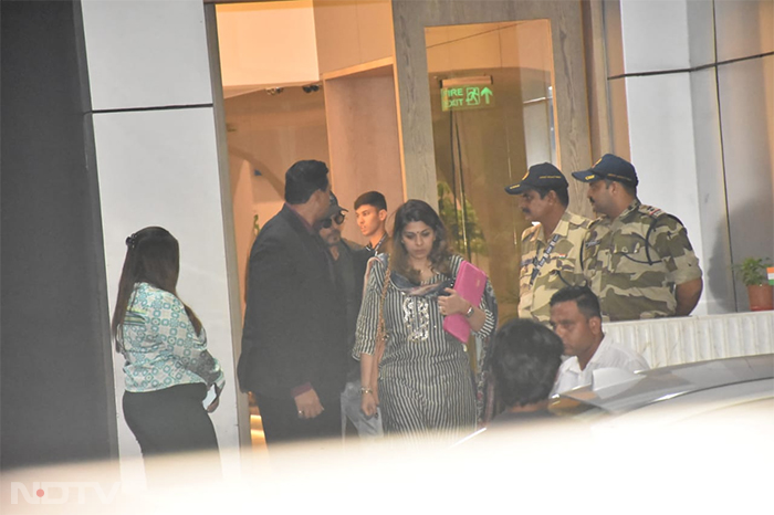 Shah Rukh Khan returned to Mumbai after attending the Kolkata International Film Festival on Thursday. (Image courtesy: Varinder Chawla)