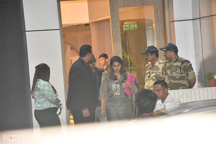 A Very Crowded Airport: Shah Rukh Khan, Rani Mukerji, Kiara Advani - Phew