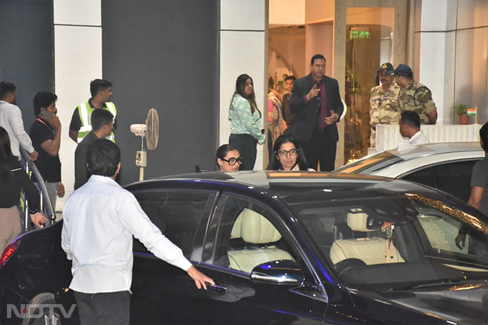 A Very Crowded Airport: Shah Rukh Khan, Rani Mukerji, Kiara Advani - Phew