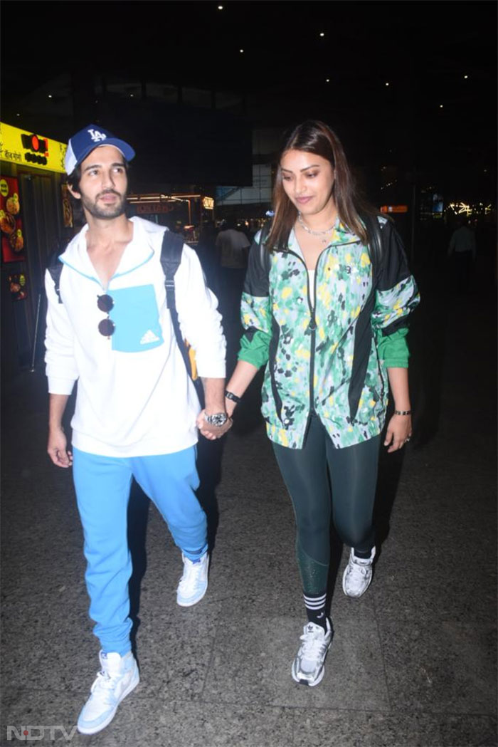 A Very Crowded Airport: Shah Rukh Khan, Rani Mukerji, Kiara Advani - Phew