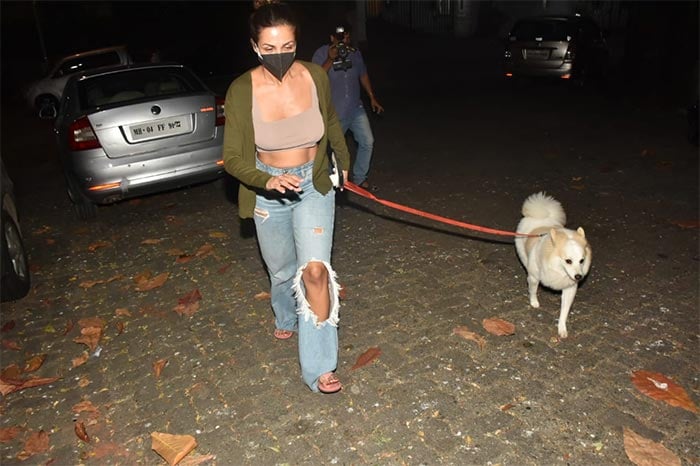 Malaika ended her day by taking her pet pooch out on a walk.  (Image courtesy: Varinder Chawla)