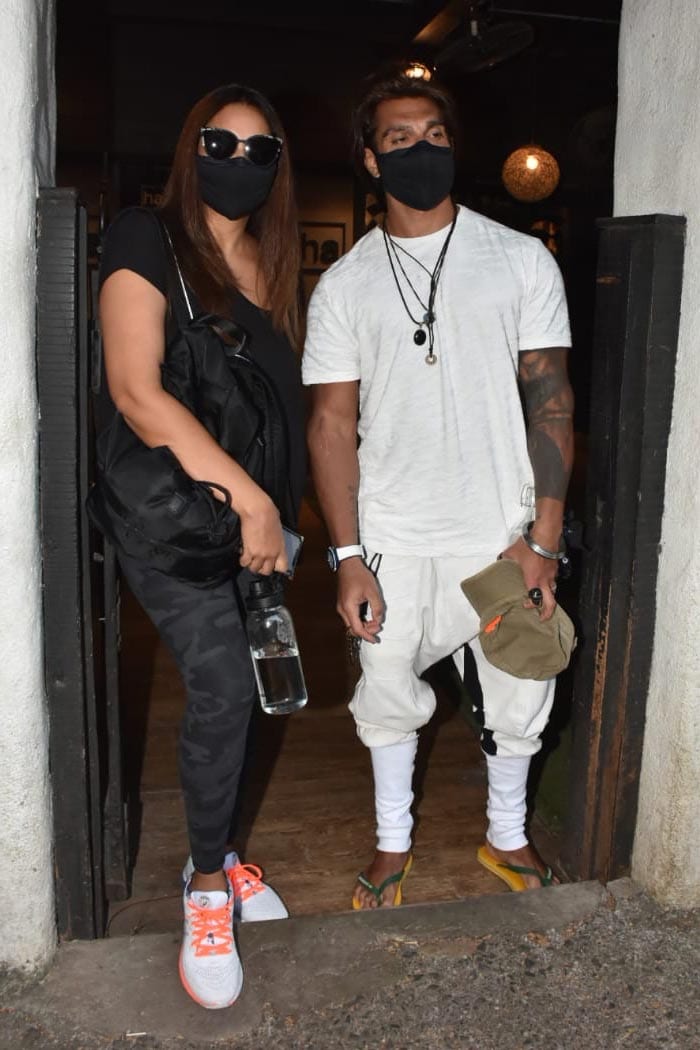 Bipasha Basu and her husband, actor Karan Singh Grover, were spotted at Hakim Aalim Salon in Khar.   (Image courtesy: Varinder Chawla)