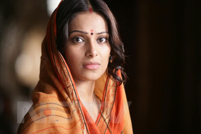 Ajay, Bipasha in <i>Aakrosh</i>