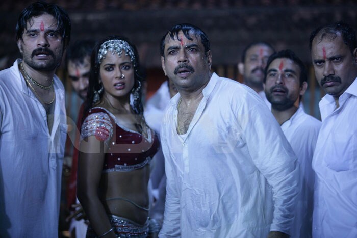 Ajay, Bipasha in Aakrosh