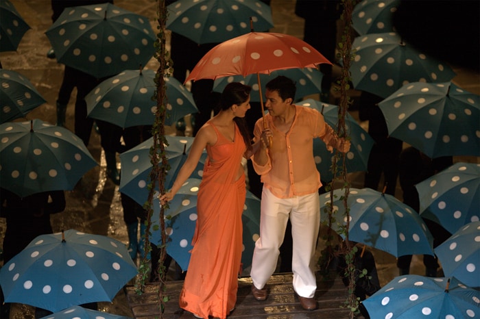 Aamir, Kareena sizzle in rain