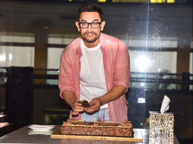Photo : Aamir Khan Celebrates Birthday With Paparazzi