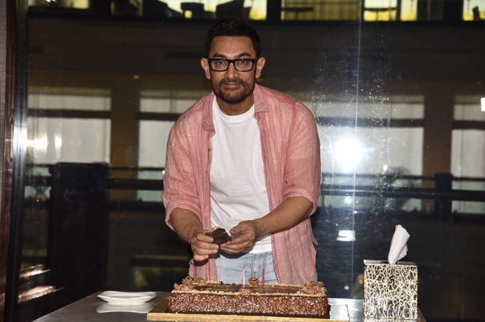 The actor posed with a piece of cake for shutterbugs.