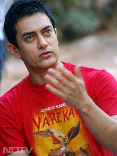 हाजी ने रेडिफ के साथ खास बातचीत में बताया, मैं आमिर को 35 साल से जानता हूं. शादी के रिश्ते का वो बहुत सम्मान करते हैं. लोग रिश्ता टूटने के बाद कड़वाहट से भर जाते हैं लेकिन आमिर ऐसे नहीं हैं.