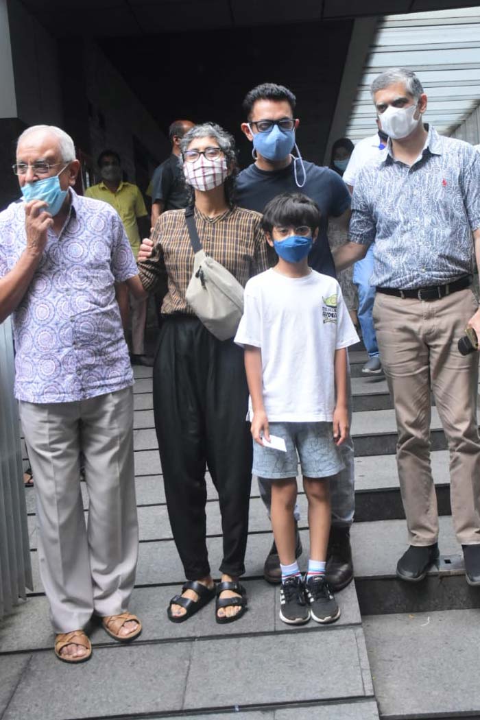 Aamir Khan, Kiran Rao and Azad happily posed with fans outside the restaurant.