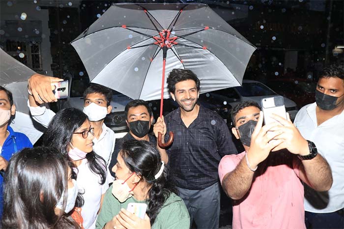 Kartik Aaryan patiently posed with his fans in Mumbai.
