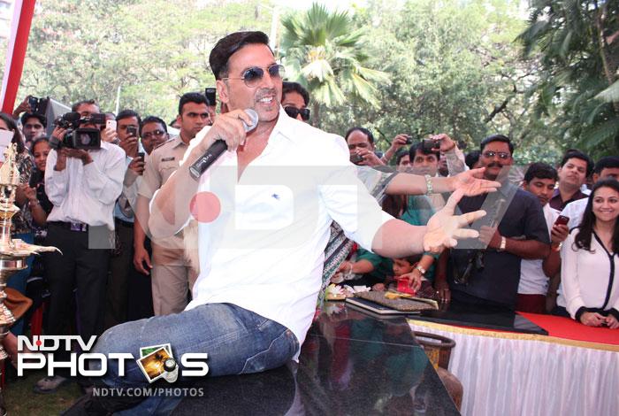 The actor was last seen in <i>Khiladi 786</i>.

<br><br>Coming Up: Mint green pants, Aamir? Hmmm
