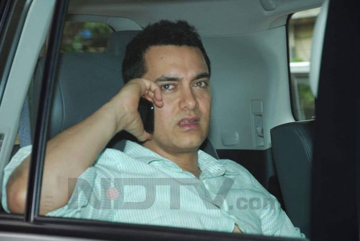 Aamir Khan spotted with pretty RJs!