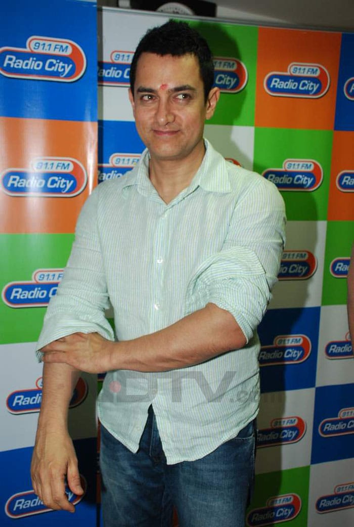 Aamir Khan spotted with pretty RJs!