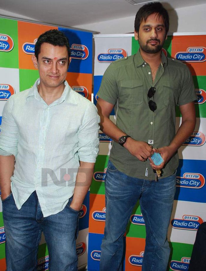 Aamir Khan spotted with pretty RJs!