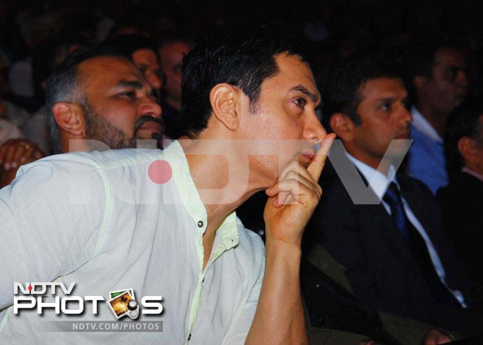 Aamir Khan felicitates cricketer Rahul Dravid