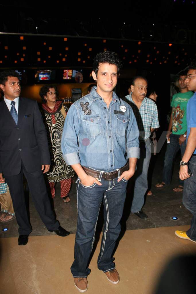 Sharman Joshi committed a fashion plunder. We don't know what he was thinking!