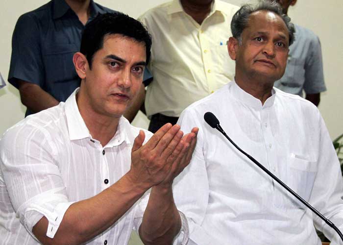 Aamir meets Chief Minister Gehlot to campaign against female foeticide