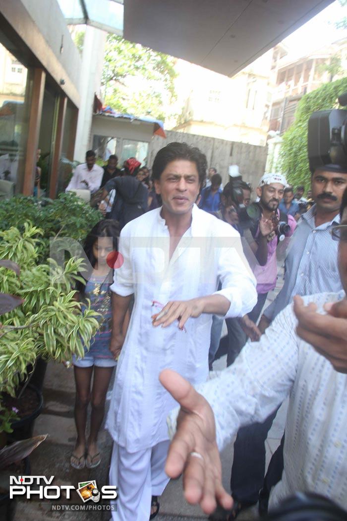 SRK steps out to meet fans.