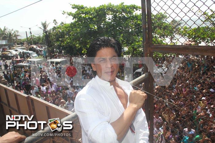 SRK poses for the cameras.