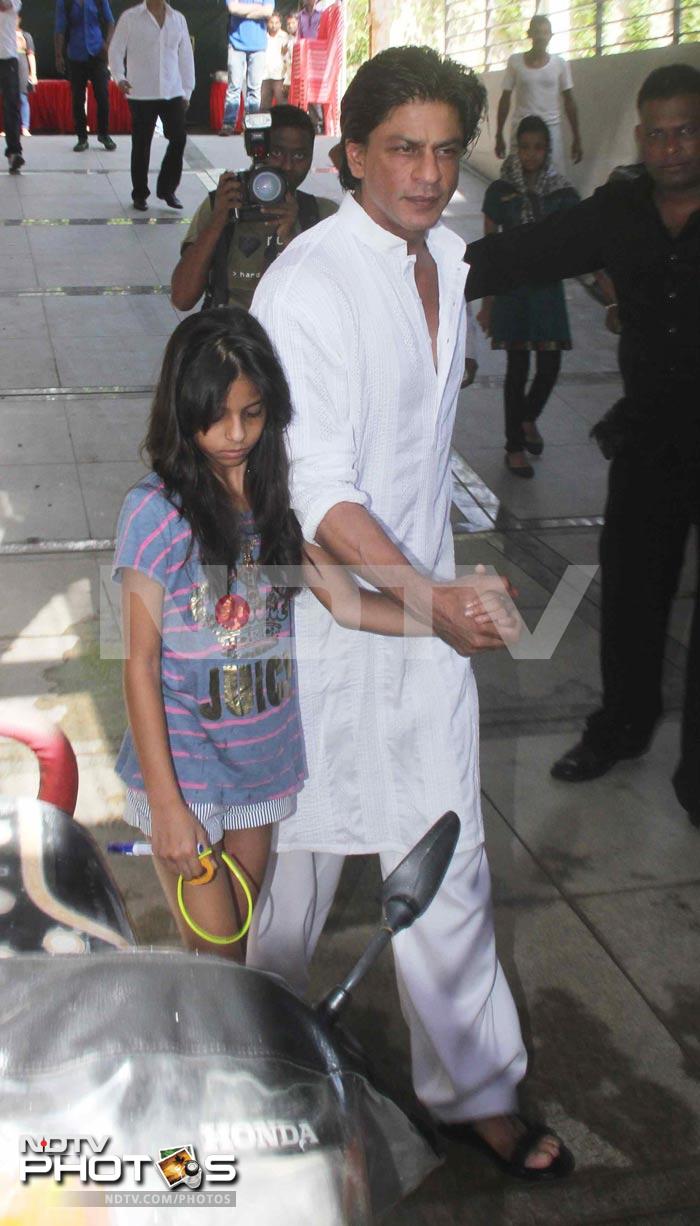 SRK was spotted with his daughter Suhana at his home Mannat.