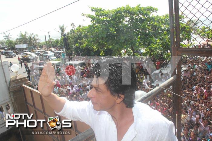 The superstar greets enthusiastic fans outside Mannat.