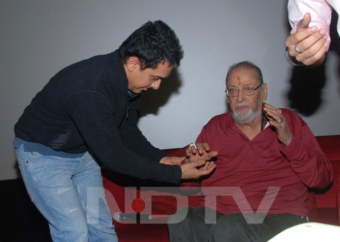 Aamir Khan greets veteran actor Shammi Kapoor.