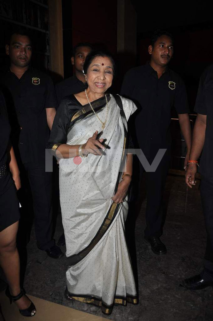 Well-known singer Asha Bhosle came to attend the screening of <I>Teesri Manzil</I> in Purani Jeans Film Festival organized by Radio Mirchi.