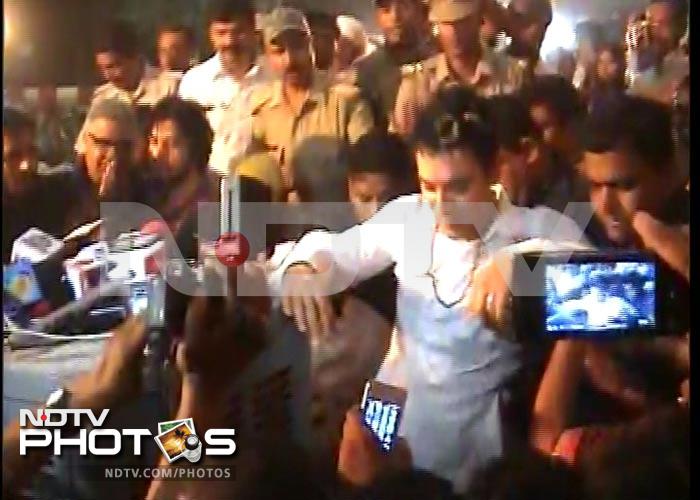 Aamir Khan at the wedding of auto rickshaw driver\'s son