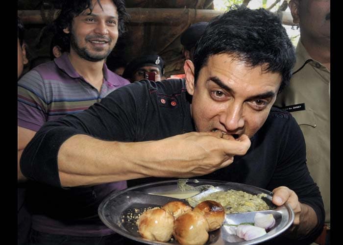 Aamir Khan tries local eats in Bihar