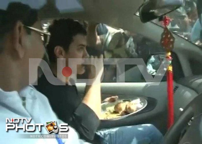 Aamir Khan tries local eats in Bihar