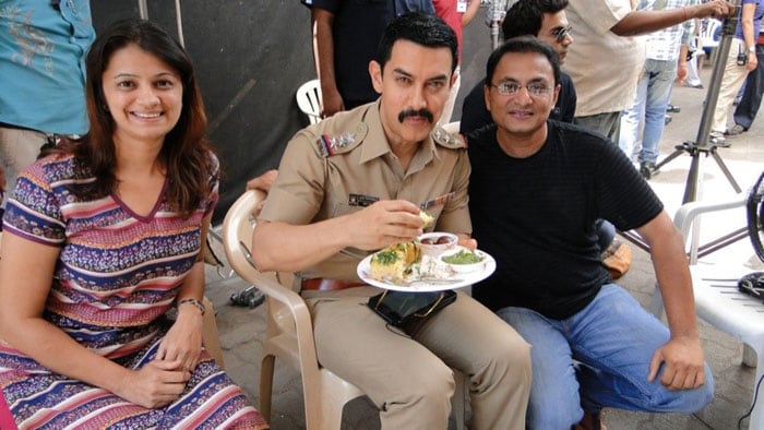 Aamir enjoying a Gujarati lunch on the set.