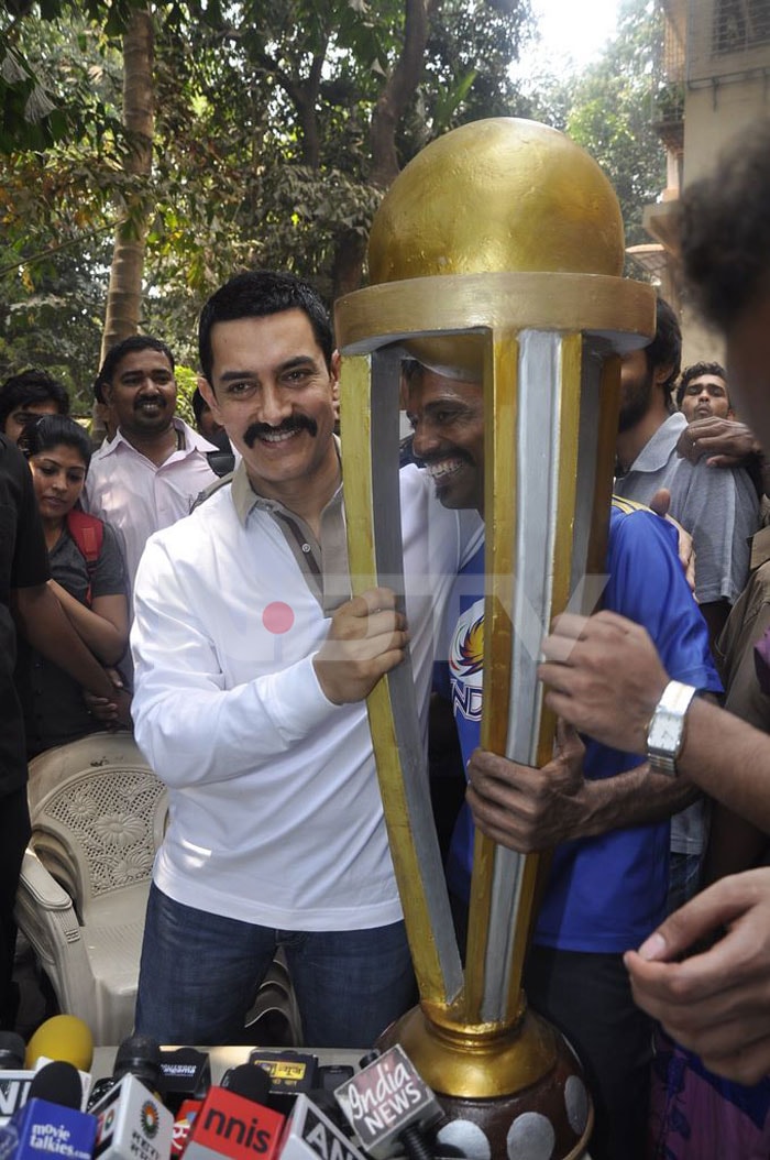 Aamir\'s birthday bash with fans