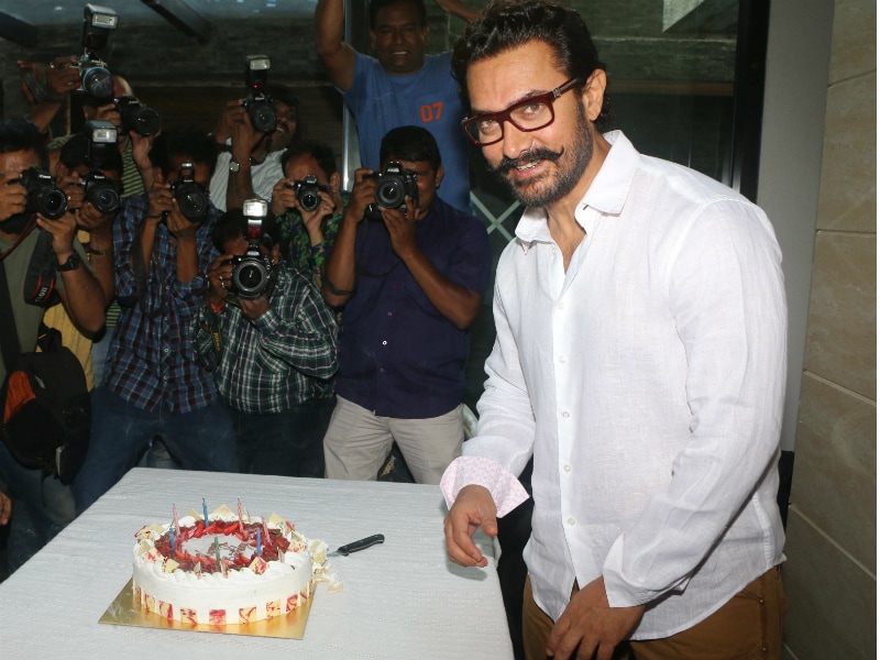 Photo : आमिर खान ने मीडिया के साथ मनाया अपना जन्मदिन