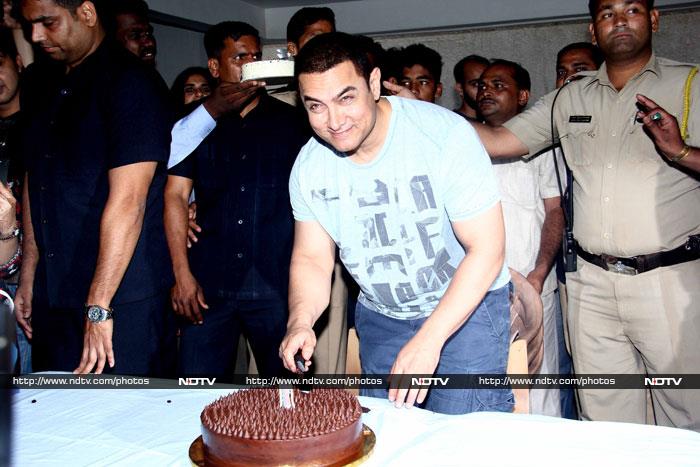 Aamir\'s Dhoomsday Birthday: A Smile and a Cake