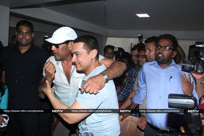 Aamir\'s Dhoomsday Birthday: A Smile and a Cake