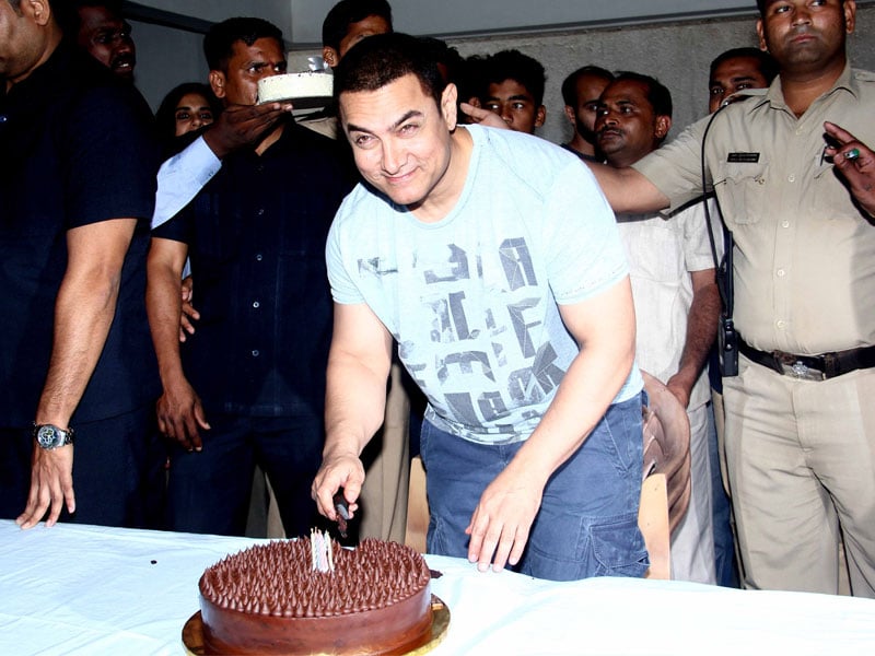 Photo : Aamir's Dhoomsday Birthday: A Smile and a Cake