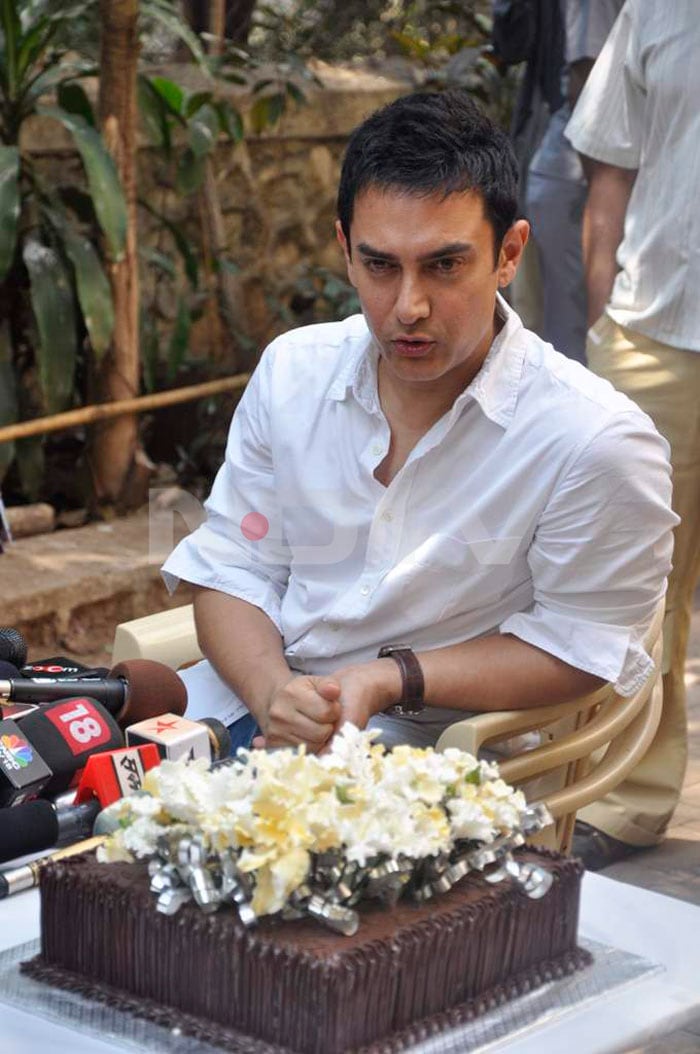 Aamir Khan interacting with the media.