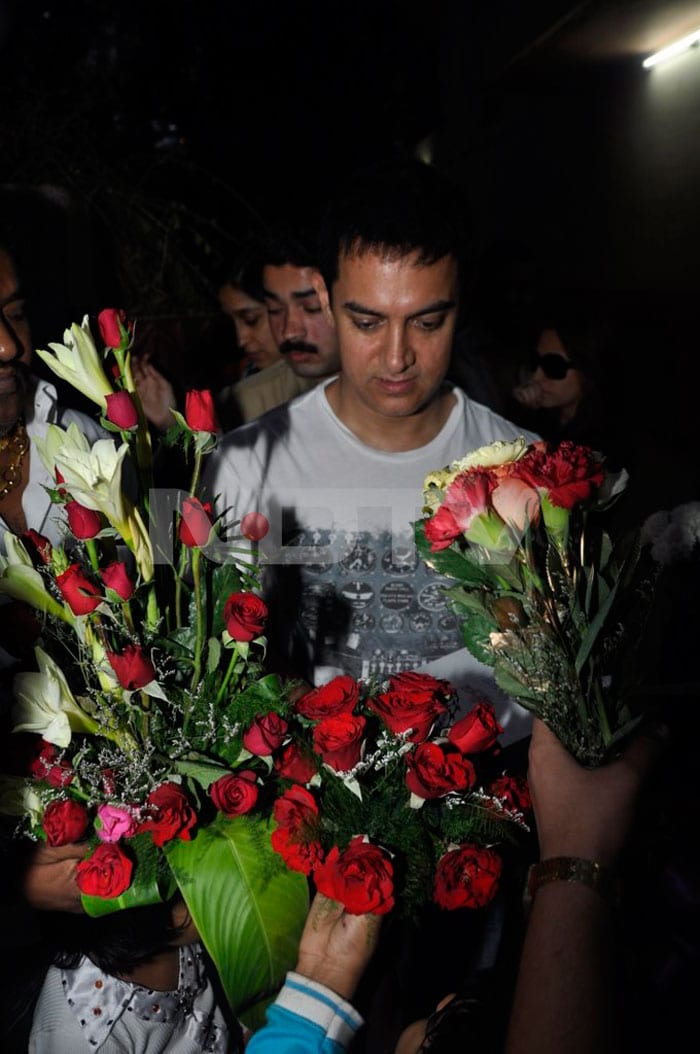 Aamir accepts flowers from his fans on his birthday.