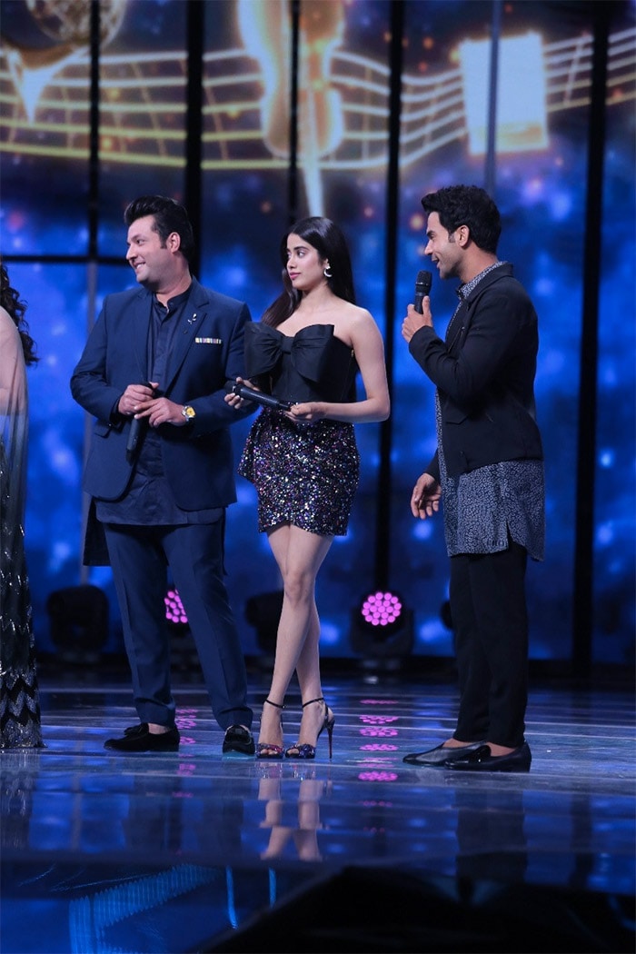 Janhvi Kapoor was pictured on the sets of Indian Pro Music League promoting her upcoming film Roohi. Her co-stars Rajkummar Rao and Varun Sharma were also present with her.