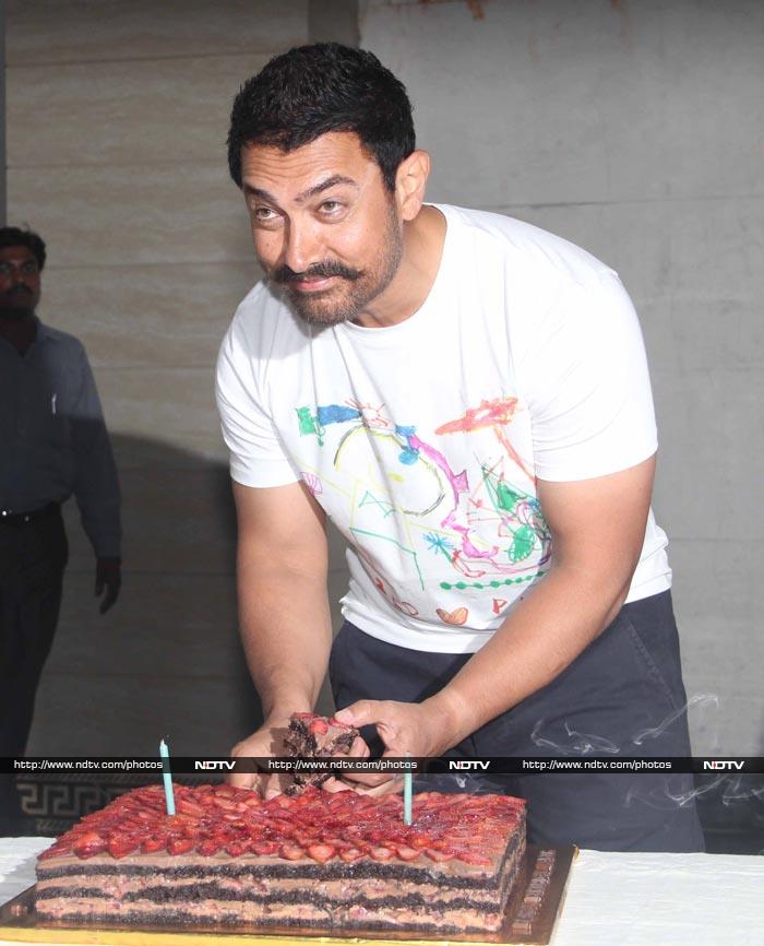 Andaz Apna Apna: Aamir\'s Birthday Celebrations Begin With Yummy Cake
