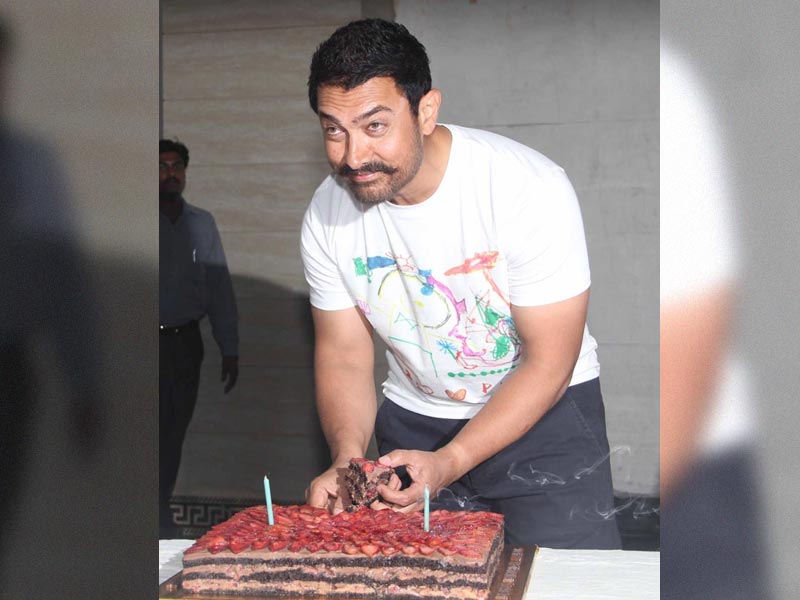 <i>Andaz Apna Apna</i>: Aamir's Birthday Celebrations Begin With Yummy Cake