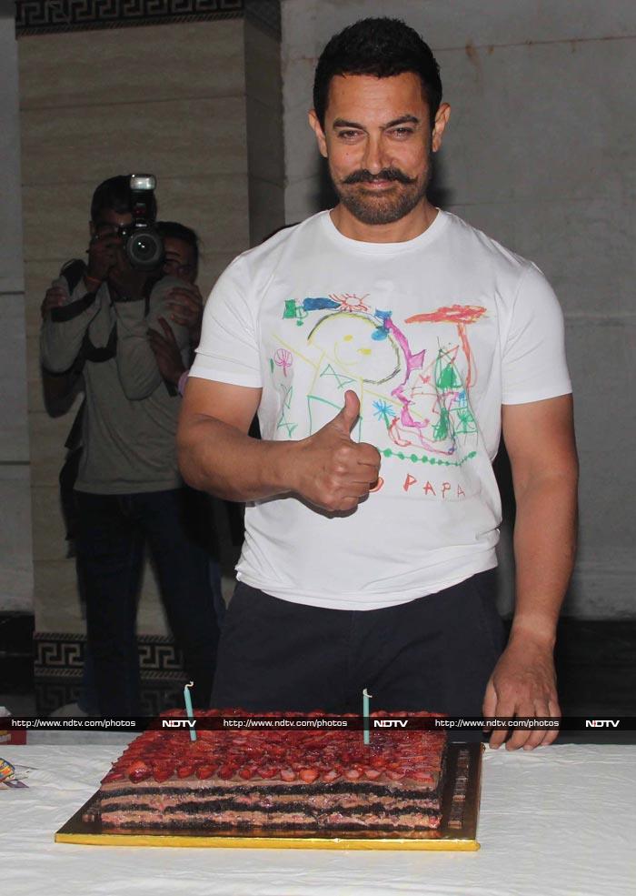 Andaz Apna Apna: Aamir\'s Birthday Celebrations Begin With Yummy Cake