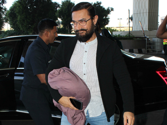 Aamir Khan Leads Team <i>Dangal</i> At The Airport
