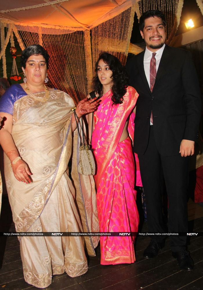 Aamir Khan\'s Family Attends A Wedding, But Where\'s The Actor?