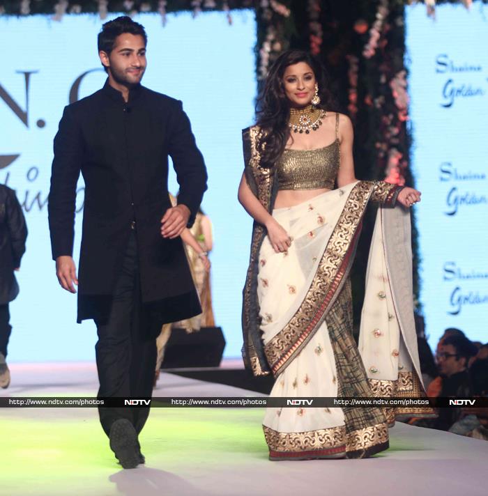 Aamir and Sonakshi Walk for Charity