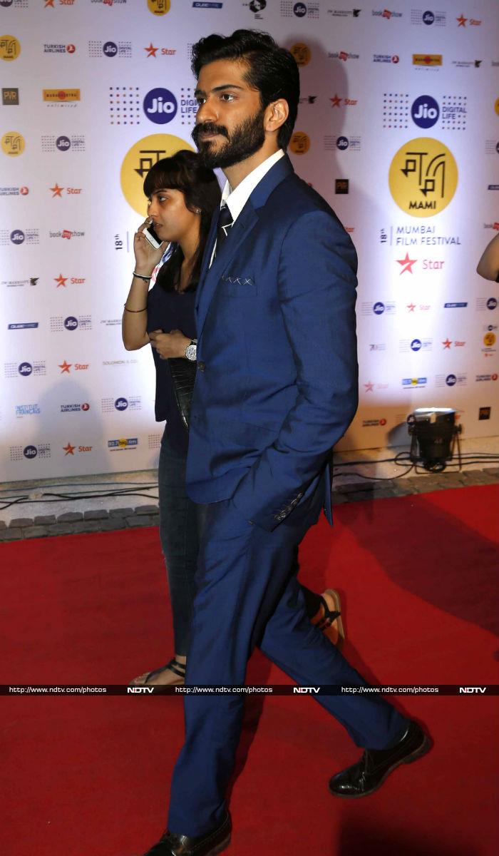 Aamir Khan Pulls Off A Dangal On MAMI Red Carpet